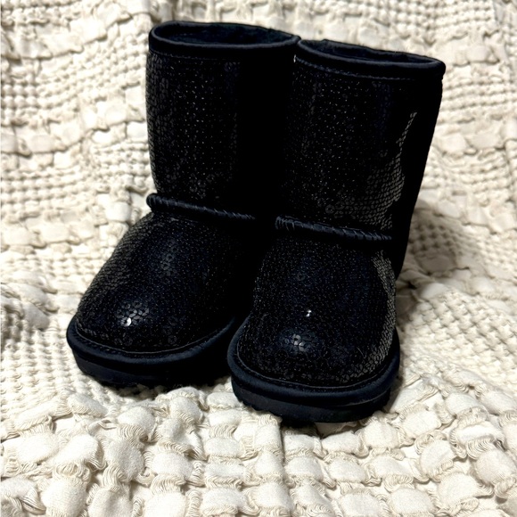 UGG Toddler Classic Short Chunky Sequin Pull-On Booties - Picture 1 of 8